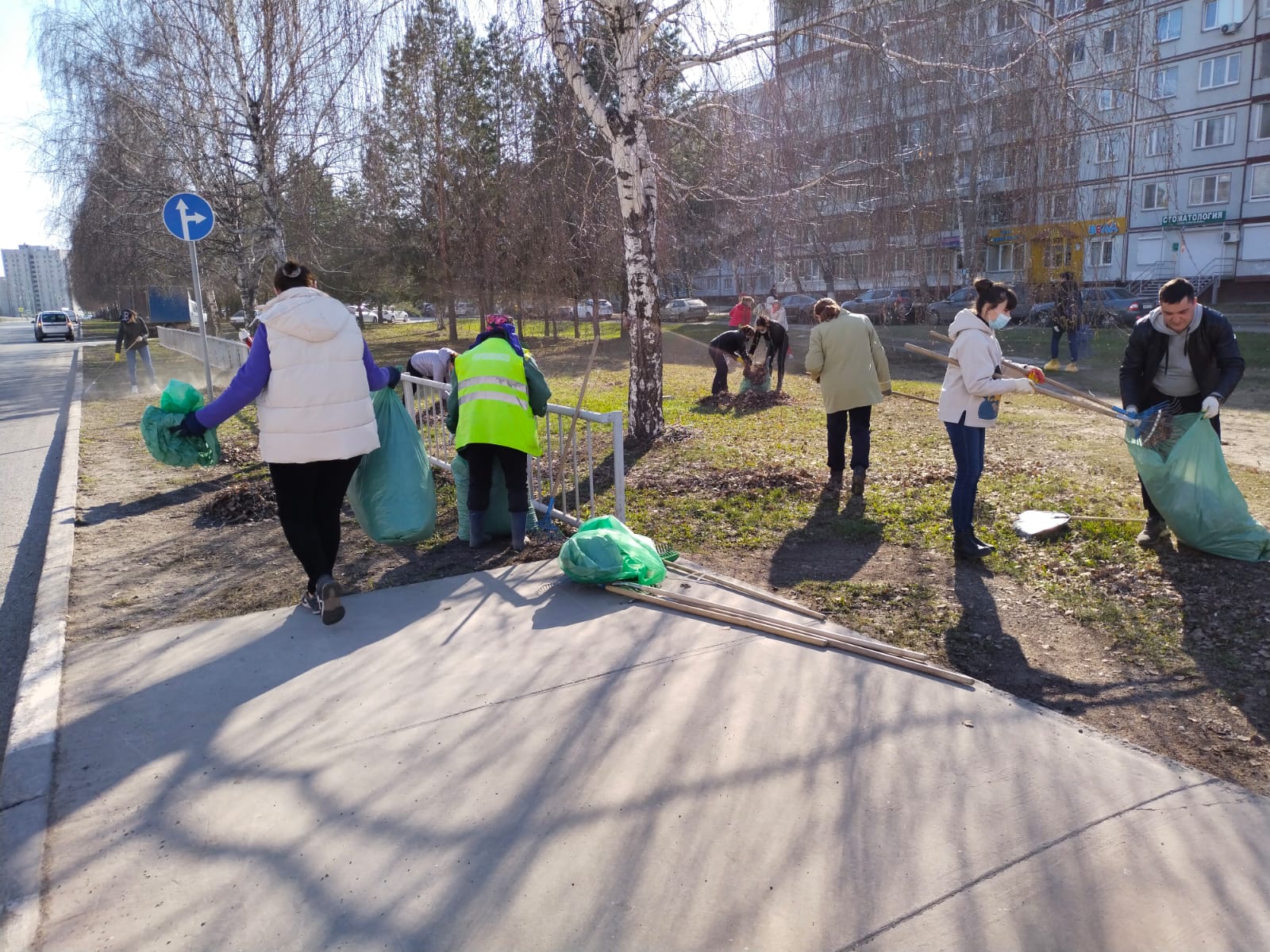 Челнинцы продолжают участвовать в субботниках | 13.04.2023 | Набережные  Челны - БезФормата