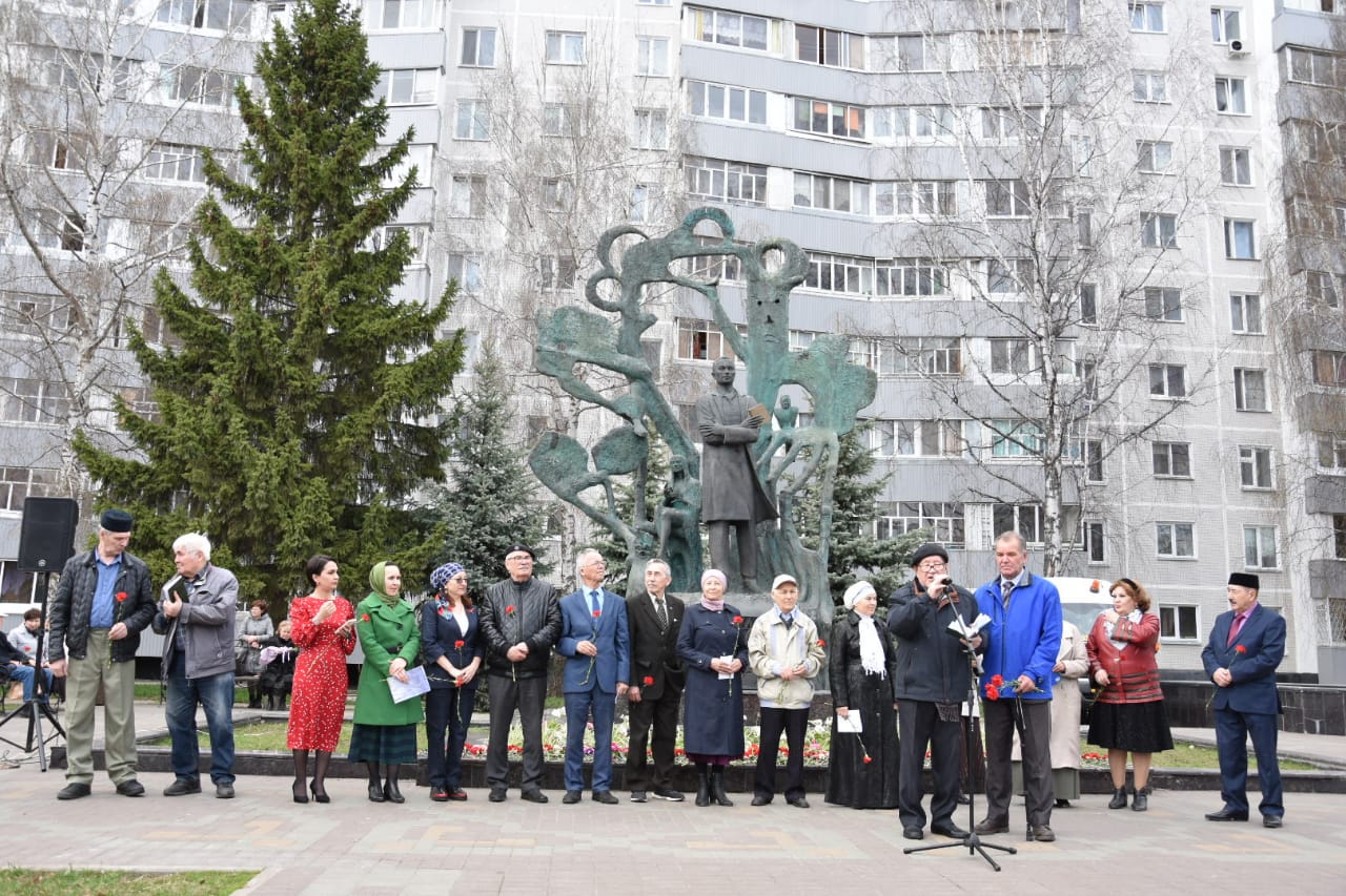 В Набережных Челнах отметили день рождения Габдуллы Тукая | 26.04.2022 |  Набережные Челны - БезФормата