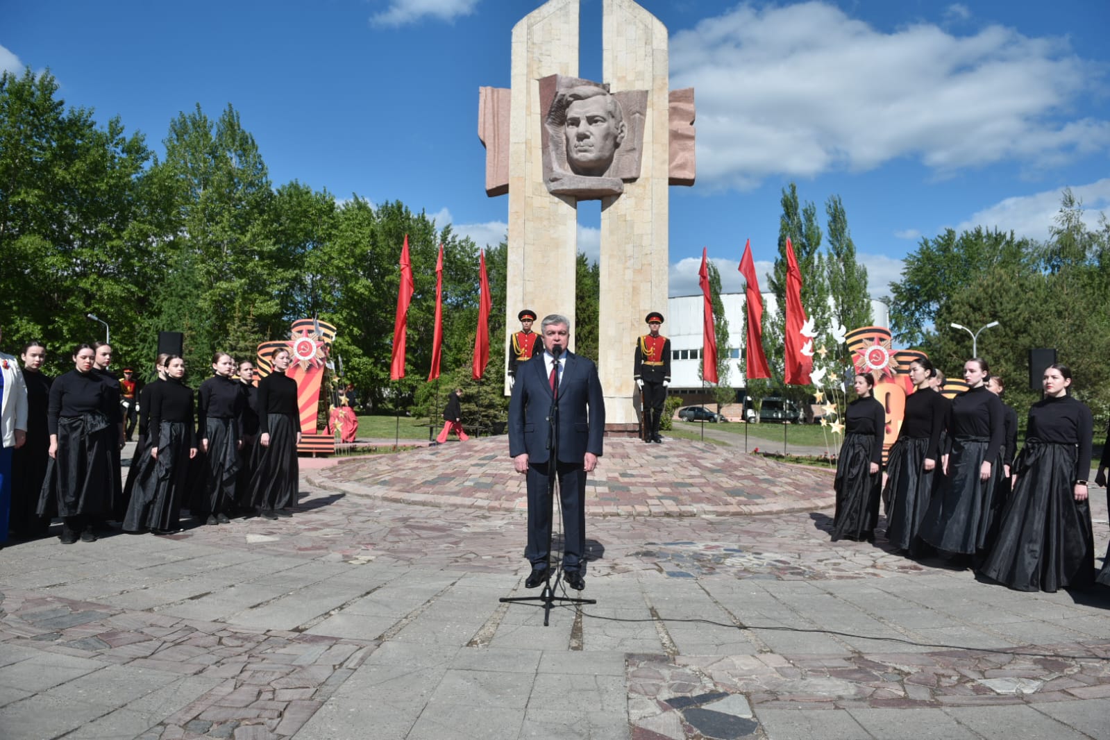 День Победы-2023 начался с памятника Мусы Джалиля | 09.05.2023 | Набережные  Челны - БезФормата