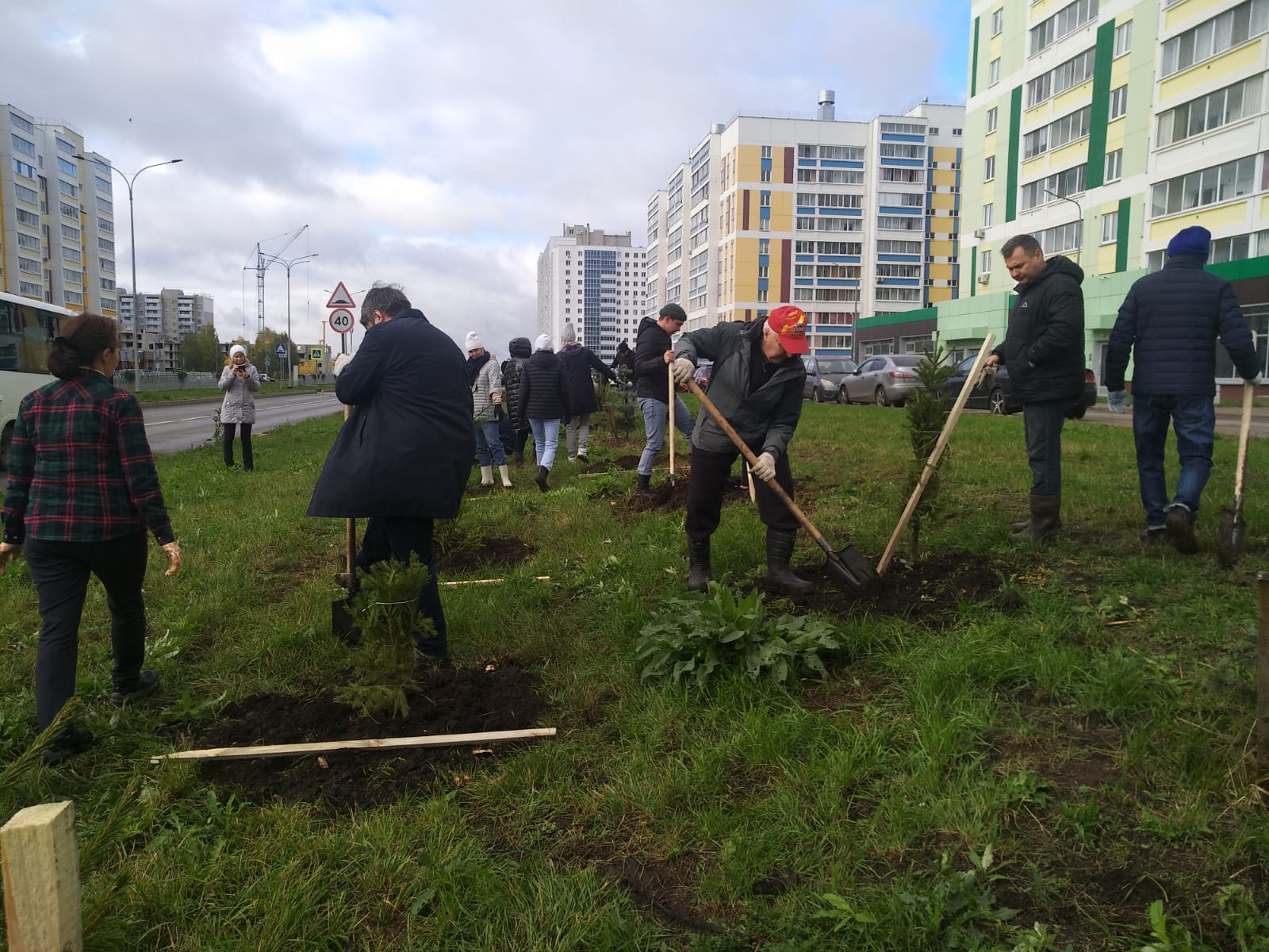 В Набережных Челнах продолжается посадка деревьев / Набережные Челны