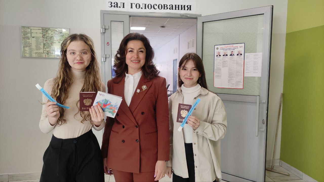 Юная девушка участвует  Первый раз на выборах: молодые челнинцы участвуют в голосовании /  Набережные Челны