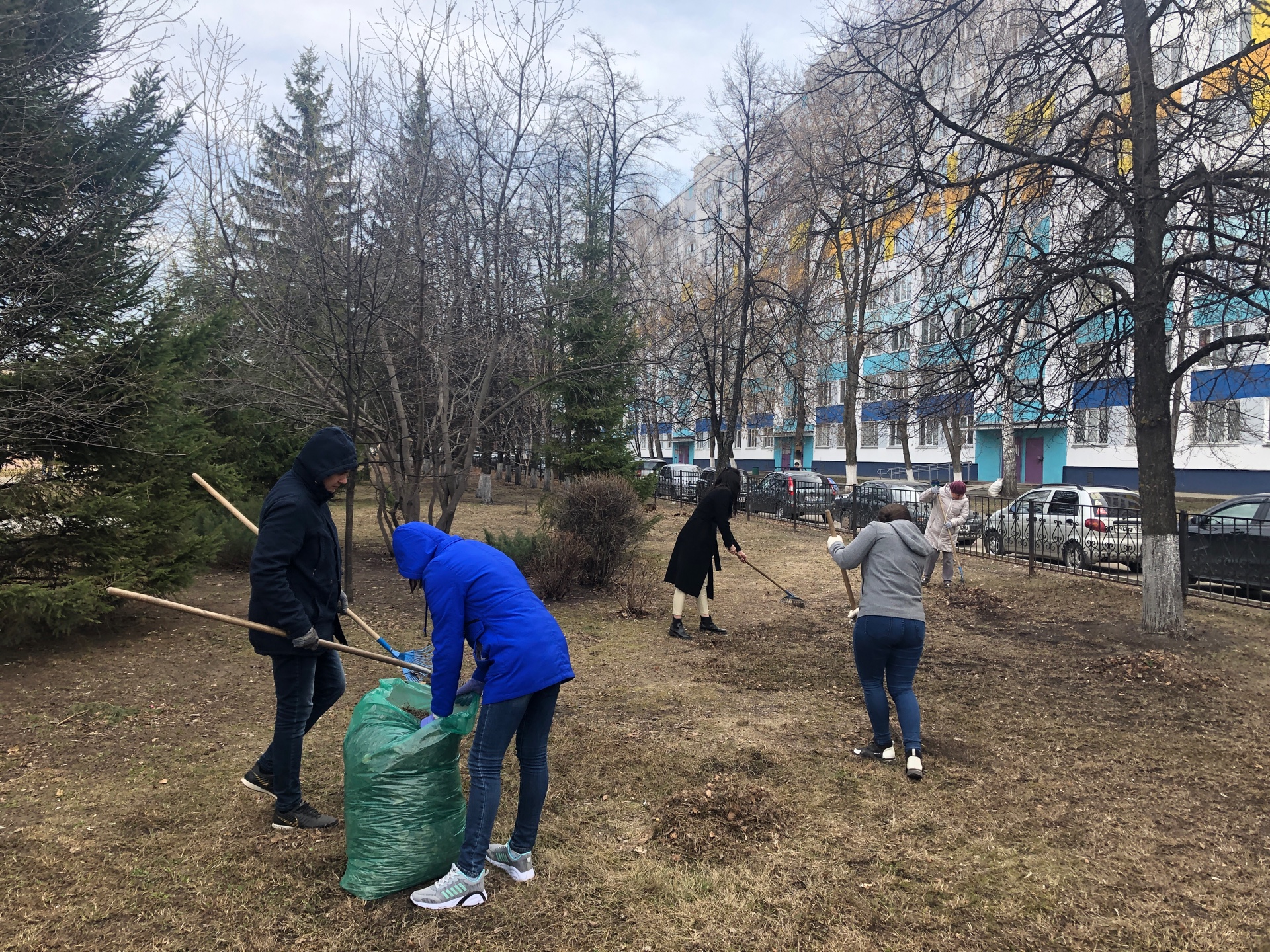 В Челнах продолжается санитарная очистка и благоустройство города /  Набережные Челны