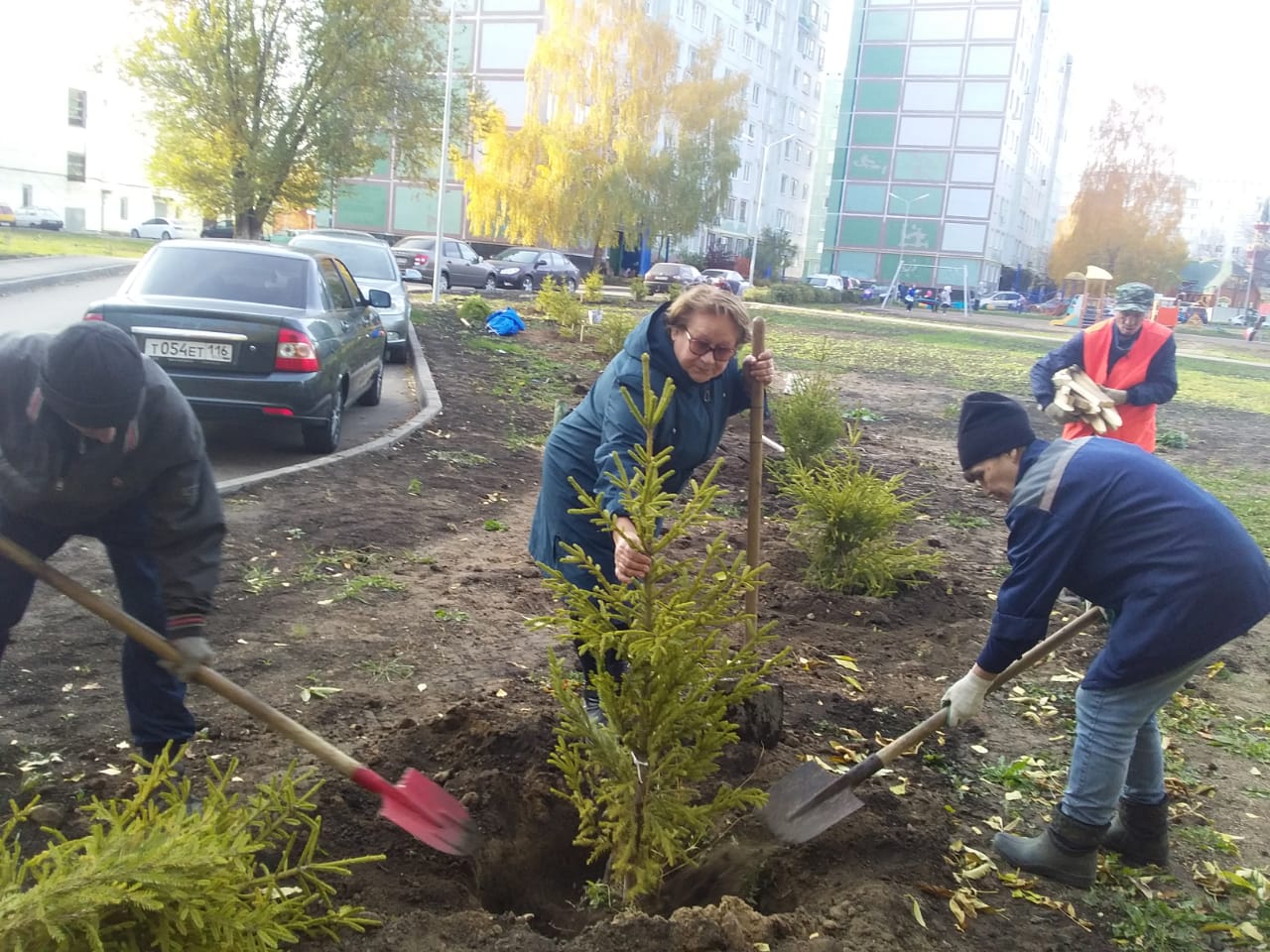 Челнинцы убирают город от мусора и сажают деревья / Набережные Челны