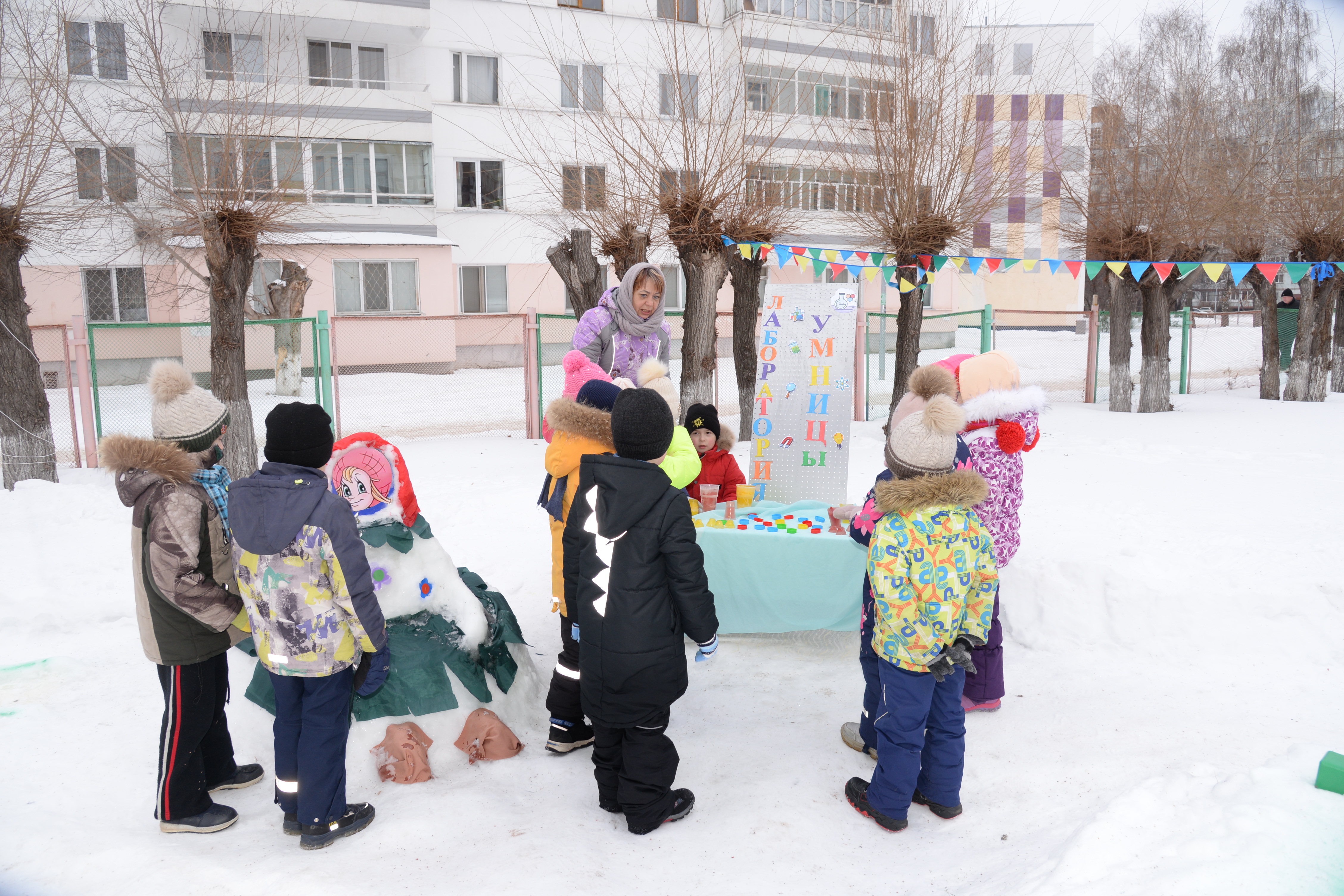 В Челнах появился снежный городок «Эколят» / Набережные Челны