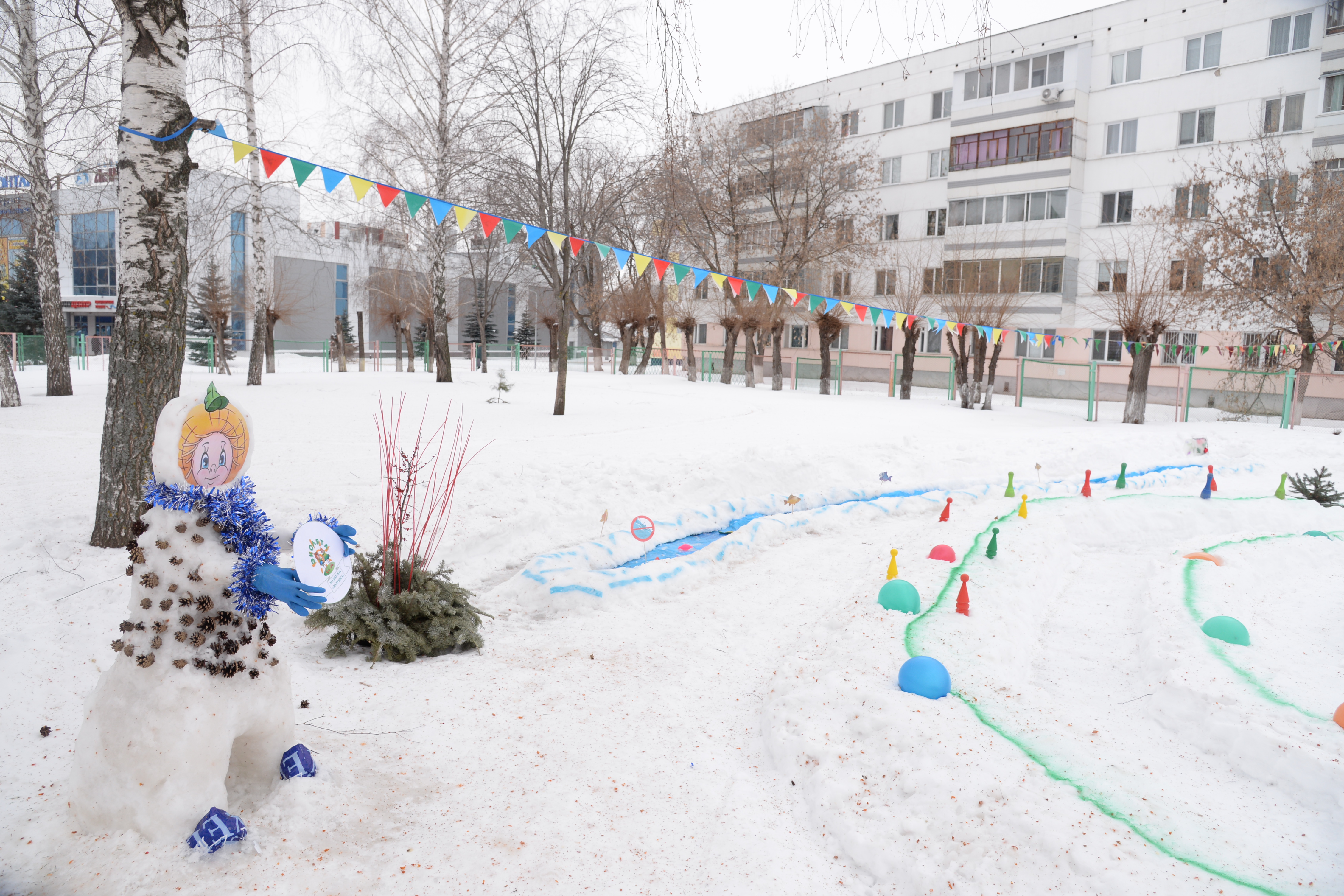 Снежный городок эколят 2024. Снежные городки. Снежные постройки Эколят. Снежные постройки Эколята. Снежный городок спортивный.