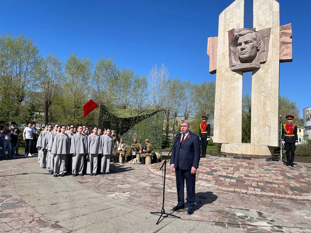 Новости набережных челнов сегодня. Памятник Мусы Джалиля в Набережных Челнах. Парад 9 мая 2022 Набережные Челны. Памятник Победы Набережные Челны. Памятник герою.