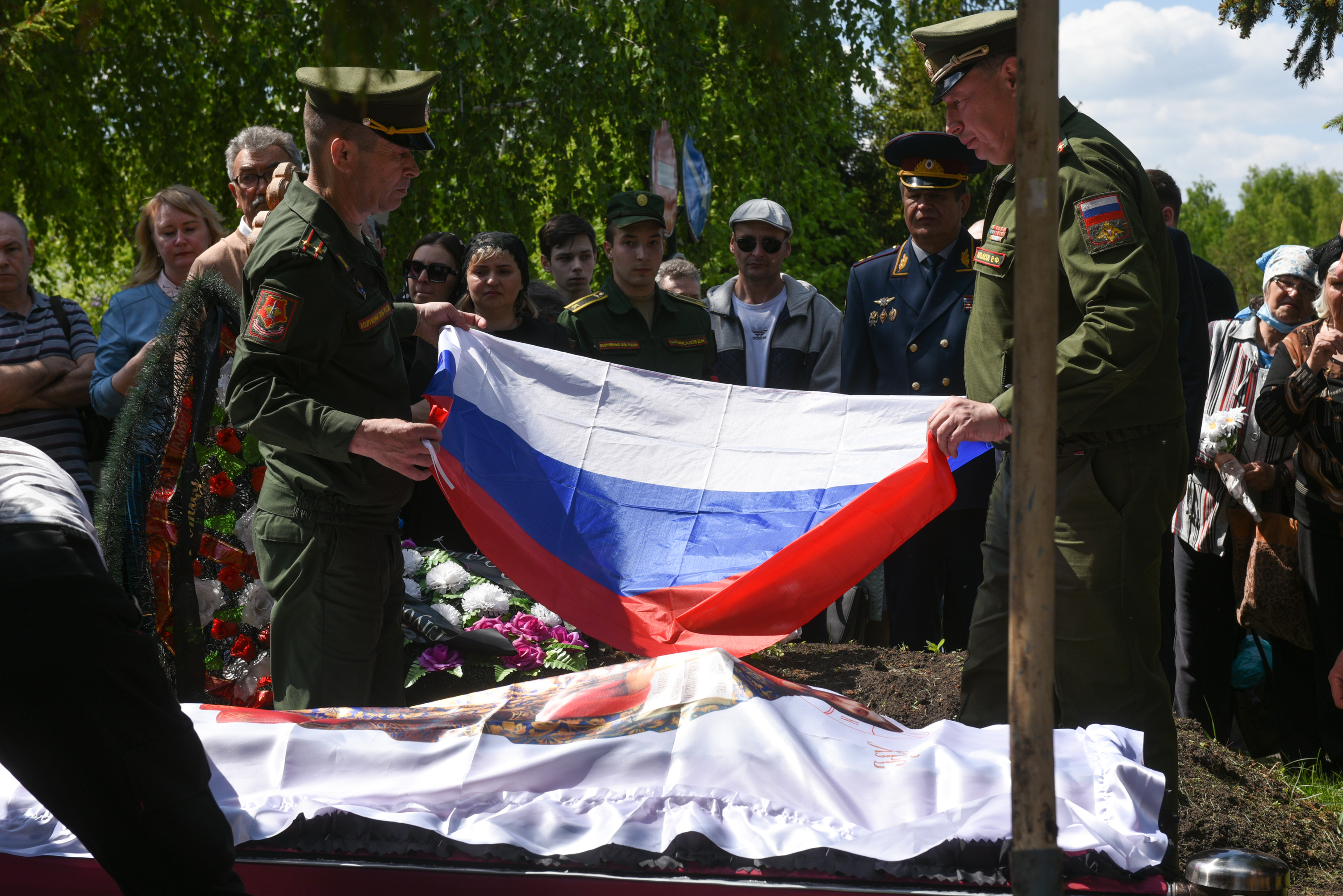 По официальным данным на украине погибло. В Челнах простились с погибшим на Украине.