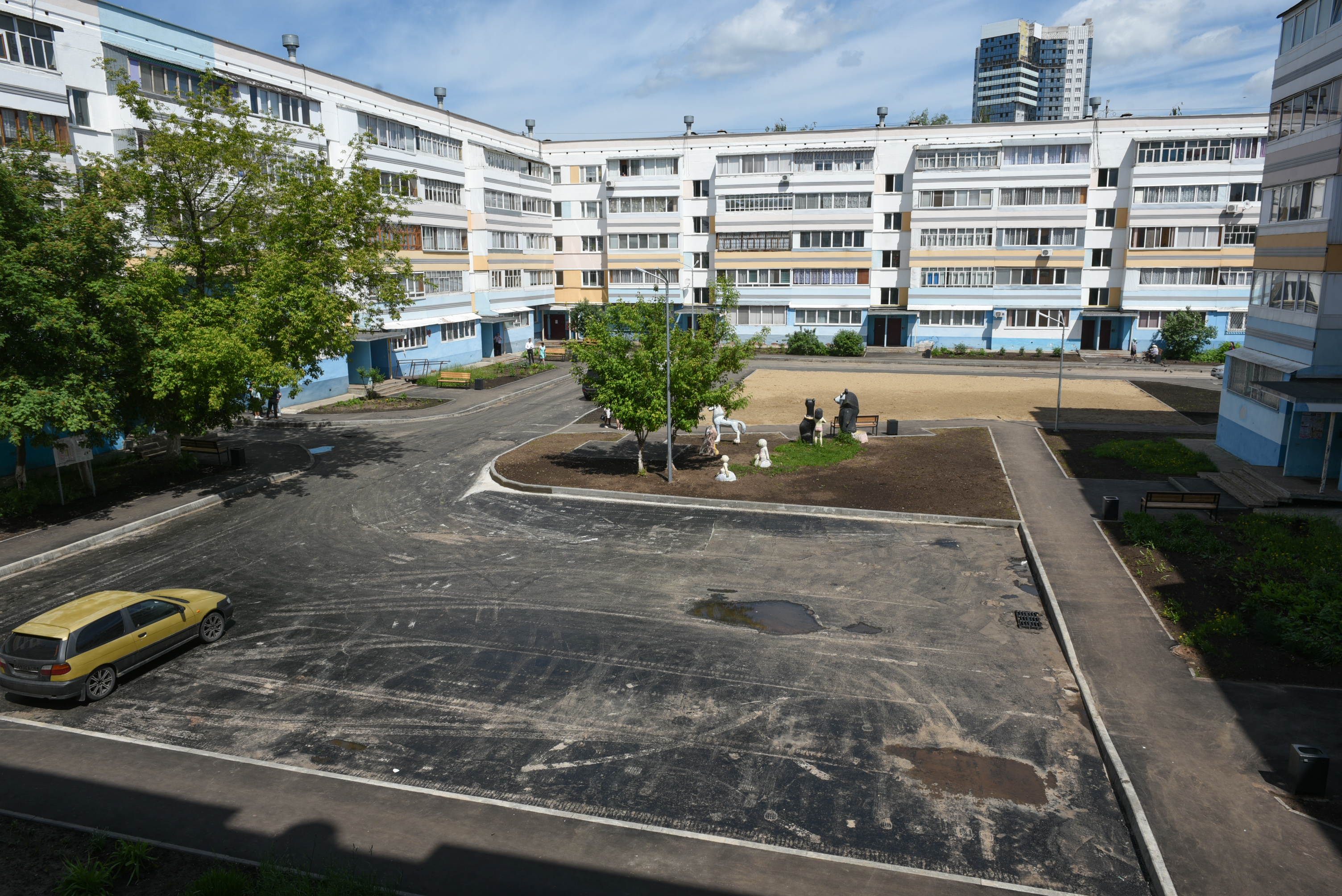 В Набережных Челнах продолжаются работы по программе «Наш двор» /  Набережные Челны