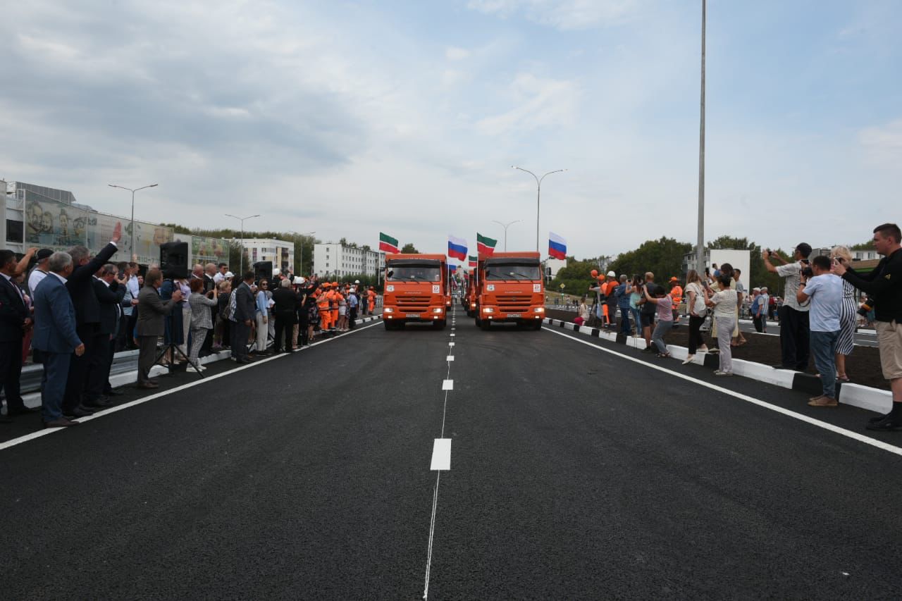 День республики в Челнах: цветы, спорт, танцы / Набережные Челны