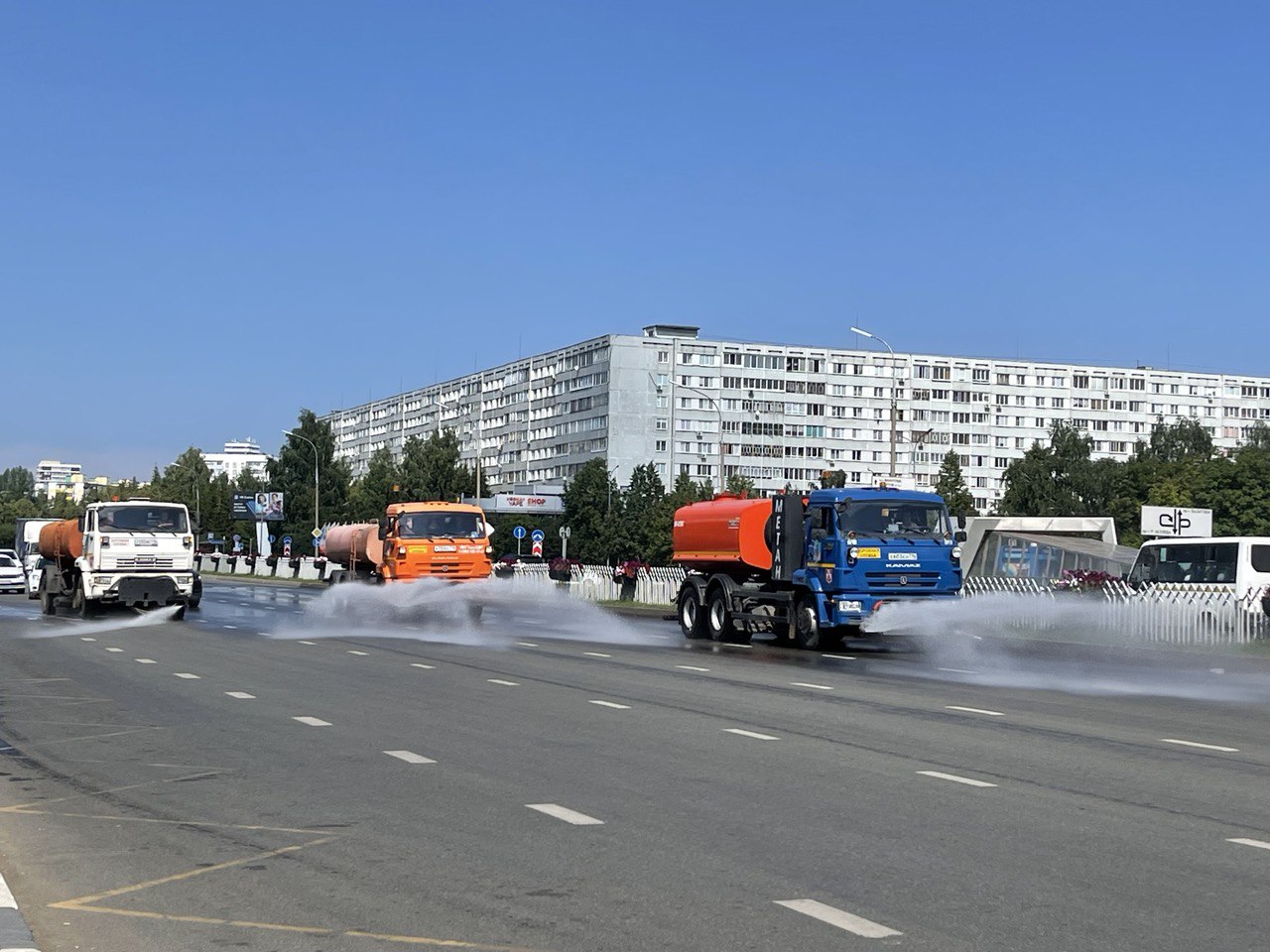 В Набережных Челнах усилили полив дорог из-за жары / Набережные Челны